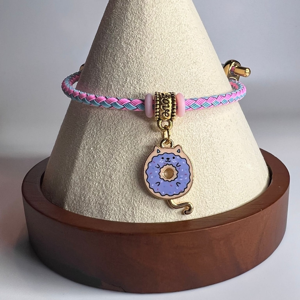 Bracelet with cat charm